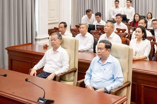 Chủ tịch Quốc hội Trần Thanh Mẫn, Trưởng Đoàn kiểm tra, giám sát số 11 của Bộ Chính trị thăm Trung tâm giám sát và điều hành tòa án nhân dân. (Ảnh: DUY LINH)