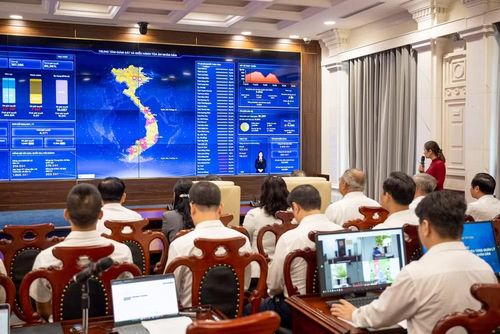 Chủ tịch Quốc hội Trần Thanh Mẫn, Trưởng Đoàn kiểm tra, giám sát số 11 của Bộ Chính trị thăm Trung tâm giám sát và điều hành Tòa án nhân dân. (Ảnh: DUY LINH)