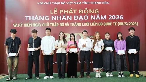 Đại diện Tỉnh đoàn Thanh Hóa và Hội Chữ thập đỏ tỉnh trao tặng quà cho học sinh, sinh viên vượt khó, học tập tốt.