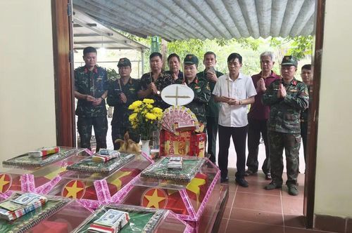 Hài cốt liệt sĩ được đưa về nhà chờ để tổ chức lễ viếng và hoàn thiện các thủ tục trước khi an táng theo quy định.