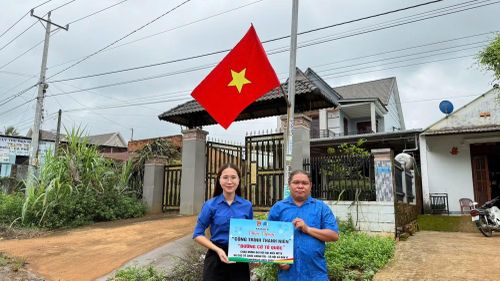 Các bạn đoàn thanh niên xã Đắk Ơ trao Công trình "Đường cờ Tổ quốc" cho Ban điều hành Thôn 3.