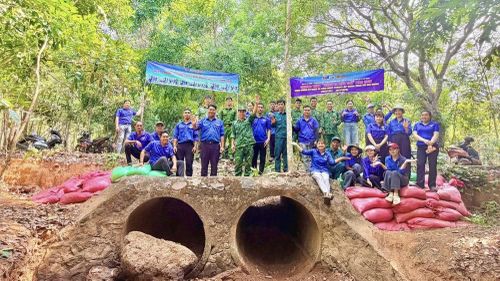 Đoàn xã Lộc Thành phối hợp Chi đoàn Đồn Biên phòng cửa khẩu Lộc Thịnh đắp bao cát gia cố đoạn cống bị sạt lở.