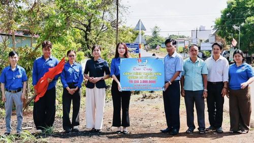 Các bạn Đoàn thanh niên xã Đắk Ơ trao công trình "Đường cờ Tổ quốc" cho Ban điều hành Thôn 10.