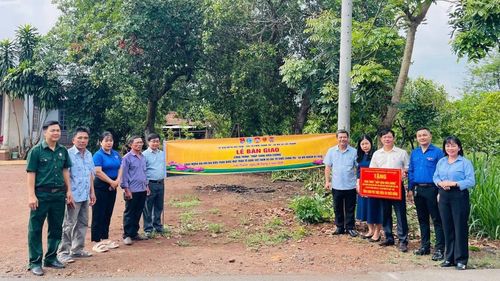 Các đơn vị bàn giao công trình “Thắp sáng biên cương" tại ấp Thạnh Cương, xã Lộc Thành