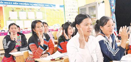 Từ tối chủ nhật đến tối thứ năm hằng tuần, các học viên chăm chỉ đến lớp và tích cực xung phong đọc bài.