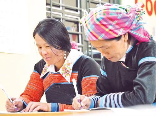 Dù các học viên lớp xóa mù chữ ở bản Làng Sáng đã cao tuổi, đọc và viết gặp nhiều khó khăn, nhưng họ đều rất chăm chỉ học.