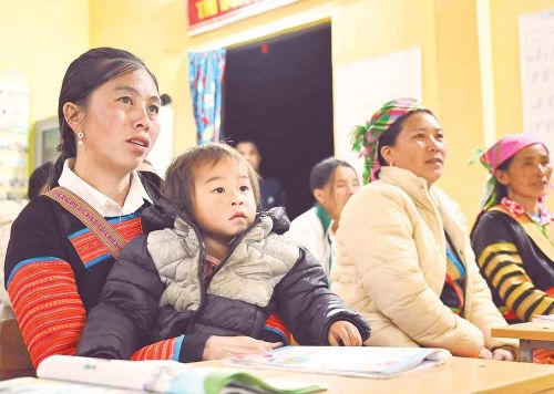 Phần lớn các học viên đã có gia đình, đã lên chức bà nhưng vẫn chăm chỉ đến lớp học, nhiều người đưa cả con đến lớp cùng học.