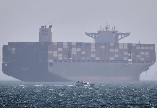 Tàu chở hàng đi qua eo biển Hormuz. Ảnh: AP