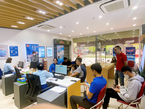 Người dân thực hiện chuẩn hóa thông tin thuê bao di động năm 2023 tại Hà Nội. Ảnh: PHẠM HOÀNG