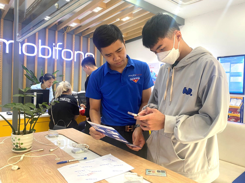 Người dân thực hiện chuẩn hóa thông tin thuê bao di động năm 2023 tại Hà Nội. Ảnh: PHẠM HOÀNG
