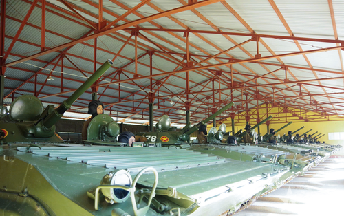  Trung đoàn Bộ binh cơ giới 48 nổ máy xe chuẩn bị cơ động.
