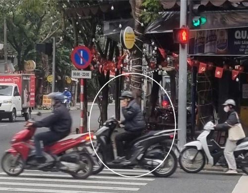 Chở trẻ em không đội mũ bảo hiểm, nghe điện thoại khi điều khiển xe mô-tô là những lỗi vi phạm rất phổ biến trên đường phố.