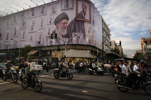 Một bảng quảng cáo có hình ảnh lãnh tụ tối cao quá cố của Iran, Ali Khamenei, tại trung tâm thủ đô Tehran ngày 6-5. Ảnh: AP