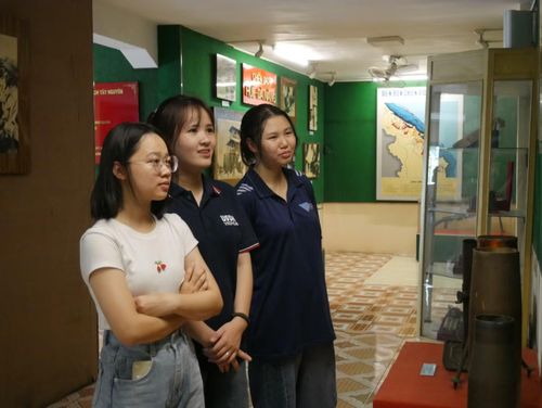 Sinh viên tham quan bảo tàng.