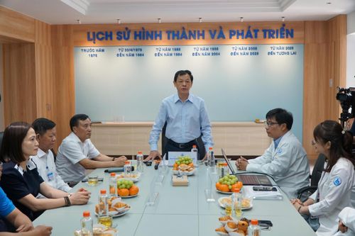 Thứ trưởng Bộ Y tế Nguyễn Tri Thức tại buổi gặp mặt với Bệnh viện Nhi đồng 1, ngày 8-5.