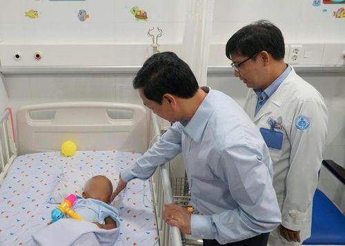 Thứ trưởng Bộ Y tế Nguyễn Tri Thức thăm và tặng quà bé N.G.K.