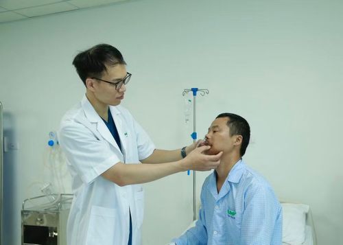 Bác sĩ thăm khám cho bệnh nhân sau phẫu thuật - Ảnh BVCC