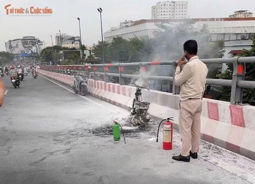 Phương tiện bị cháy trơ khung
