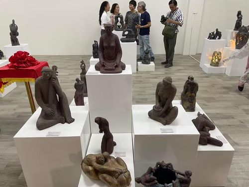 Triển lãm 'Ngôn ngữ của đất' trưng bày tác phẩm gốm của 9 nghệ sĩ và nghệ nhân.