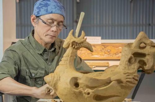 Nghệ sĩ Phạm Quốc Anh thực hiện sáng tạo gốm tại Bát Tràng.