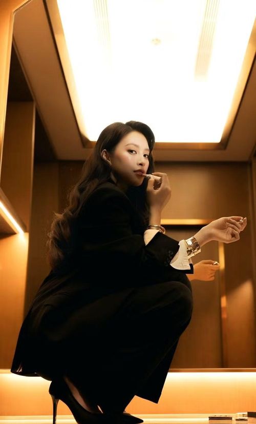 Diện mạo “nữ tổng tài” lần này được xem là minh chứng rõ nét cho sự trưởng thành của Tiểu Vy cả về phong cách lẫn thần thái.