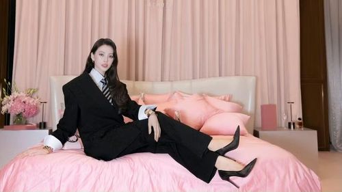 Cô diện bộ vest đen được cắt may tinh tế với phom dáng hiện đại. Thiết kế tối giản với gam màu đen chủ đạo giúp tổng thể trở nên sang trọng và thời thượng.