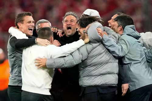 Luis Enrique và ban huấn luyện ăn mừng đầy cảm xúc.