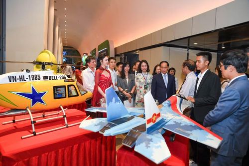 Các đại biểu tham quan sản phẩm công nghiệp nông thôn tiêu biểu tại Lễ tôn vinh, trao Giấy chứng nhận sản phẩm công nghiệp nông thôn tiêu biểu cấp quốc gia lần thứ VI năm 2025.