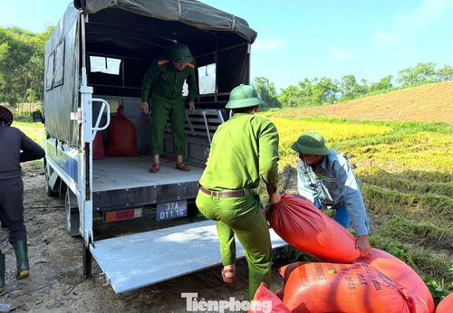 Hình ảnh từng bao lúa nặng trĩu được các chiến sĩ chuyền tay nhau đưa lên xe đã lan tỏa mạnh mẽ tinh thần sẻ chia, đồng hành cùng Nhân dân trong lúc khó khăn.