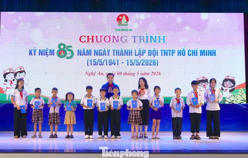 Ban Tổ chức trao tặng 12 suất quà cho các em học sinh có hoàn cảnh khó khăn.