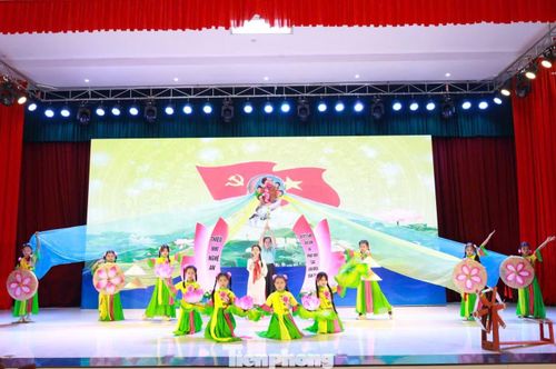 Tiếp đến, các thí sinh thể hiện tài năng của mình qua phần thi "Phụ trách sao tài năng".