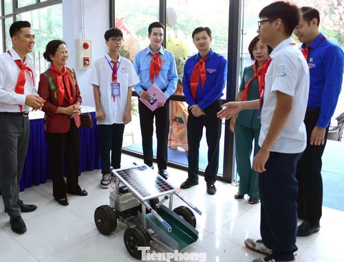 Các đại biểu tham quan khu trưng bày 60 sản phẩm sáng tạo của thiếu nhi Thủ đô tham gia vòng Sơ loại Hội thi Tin học trẻ thành phố lần thứ 31. Ảnh: Xuân Tùng