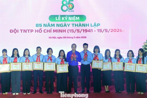 Anh Nguyễn Tiến Hưng và anh Đào Đức Việt tặng bằng khen cho Tổng phụ trách Đội tiêu biểu Thủ đô năm 2025. Ảnh: Xuân Tùng