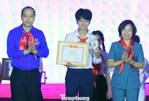 Bà Bùi Huyền Mai và anh Nguyễn Tiến Hưng trao Giải thưởng 15/5 tặng em Cao Phú Quý. Ảnh: Xuân Tùng