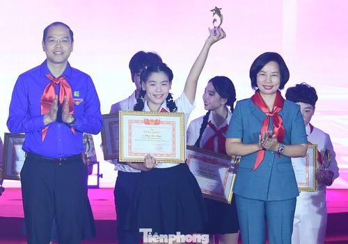 Phan Bảo Ngọc nhận khen thưởng tại chương trình. Ảnh: Xuân Tùng