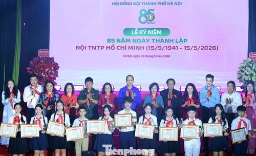 Các đại biểu cùng thiếu nhi xuất sắc đạt Giải thưởng 15/5. Ảnh: Xuân Tùng
