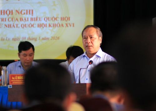 Phó Bí thư Tỉnh ủy, Trưởng Đoàn đại biểu Quốc hội tỉnh Gia Lai Châu Ngọc Tuấn phát biểu tại buổi tiếp xúc cử tri tại xã Ia Ly.