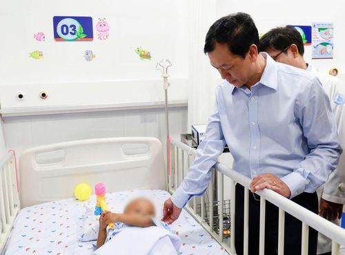 Thứ trưởng Bộ Y tế thăm bé trai 2 tuổi bị bạo hành tại Bệnh viện Nhi Đồng 1.