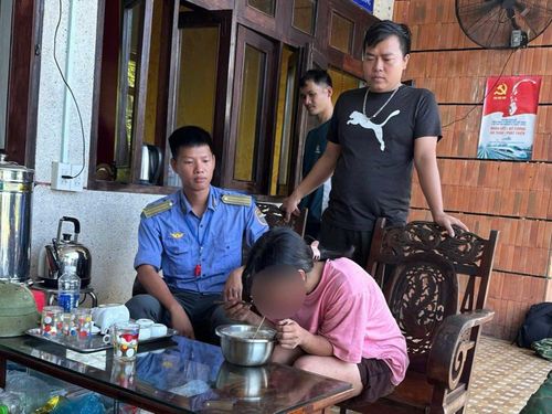 Lực lượng chức năng tìm thấy chị T., chăm sóc sức khỏe ban đầu, cung cấp thức ăn, nước uống và hỗ trợ y tế.