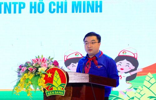 Phó Bí thư Thường trực Tỉnh Đoàn Nghệ An Hồ Phúc Hải phát biểu khai mạc chương trình kỷ niệm 85 năm Ngày thành lập Đội TNTP Hồ Chí Minh.