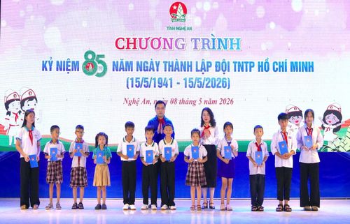 Đại diện Ban Thường vụ Tỉnh Đoàn và Hội đồng Đội tỉnh Nghệ An trao quà cho học sinh vượt khó học giỏi.