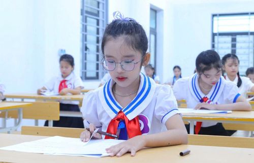 Các thí sinh tham gia phần thi kiến thức “Phụ trách Sao thông thái” với tinh thần tự tin, hào hứng.