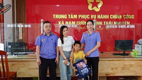  VKSND khu vực 7 - Thái Nguyên trao quà cho cháu Đặng Quốc Nam.