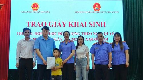 VKSND khu vực 7 - Thái Nguyên cùng Lãnh đạo xã Nam Cường trao giấy khai sinh cho cháu Đặng Quốc Nam.