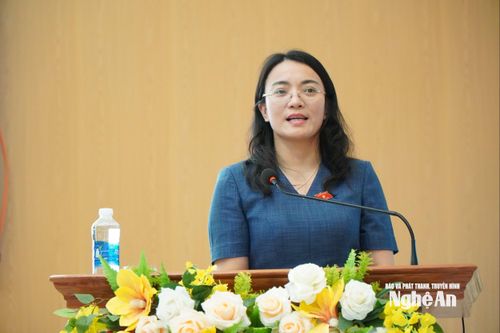 Bà Hoàng Thị Thu Trang - Ủy viên Ban Chấp hành Đảng bộ tỉnh, Giám đốc Sở Tư pháp tiếp thu và giải trình các ý kiến của cử tri. Ảnh: Bá Hậu