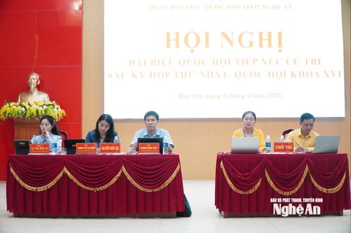 Chủ tri hội nghị tiếp xúc cử tri. Ảnh: Bá Hậu