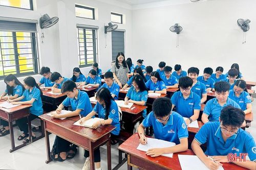 Học sinh Trường THCS Lê Văn Thiêm tăng cường luyện đề chuẩn bị kiến thức, kỹ năng cho kỳ thi.