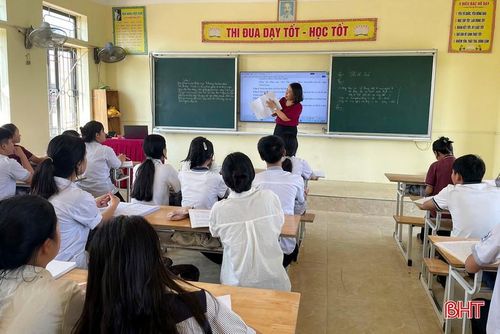 Giáo viên Trường THCS Mỹ Châu hướng dẫn học sinh cách trình bày bài thi.