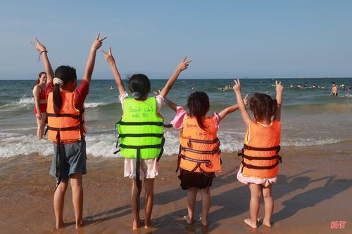 Trẻ nhỏ khi tắm biển được bảo vệ an toàn hơn khi có những chiếc áo phao.