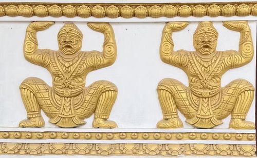Phù điêu Chằn tinh Yeak (Yaksa) trong khuôn viên chùa như biểu tượng hộ pháp, canh giữ và bảo vệ chánh điện theo quan niệm văn hóa Khmer. (Ảnh: Thanh Sang/TTXVN)